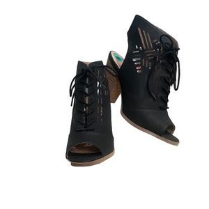 Restricted | Shoes | Restricted Womens black Opentoelace size 8